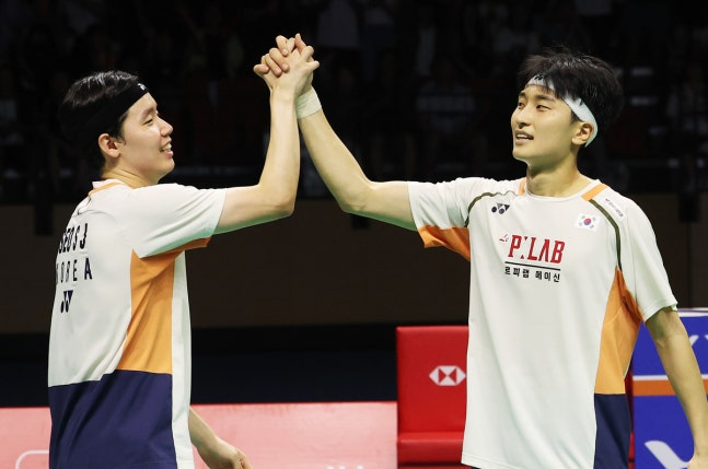 서승재(왼쪽)와 김원호가 지난 9월 열린 코리아오픈 남자복식 결승에서 승리 후 기뻐하고 있다. 연합뉴스