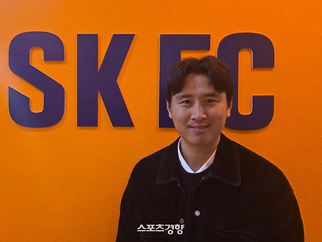 구자철 제주 SK 유소년 어드바이저가 지난 7일 제주월드컵경기장에서 기자와 만나 한국 축구의 2026 북중미 월드컵 조 추첨 결과에 대해 평가하고 있다. 황민국 기자