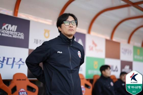 김정수 제주SK 감독 대행이 7일 오후 2시 제주월드컵경기장에서 열린 하나은행 K리그 2025 승강 플레이오프(PO) 2차전을 바라보고 있다. /사진=한국프로축구연맹 제공