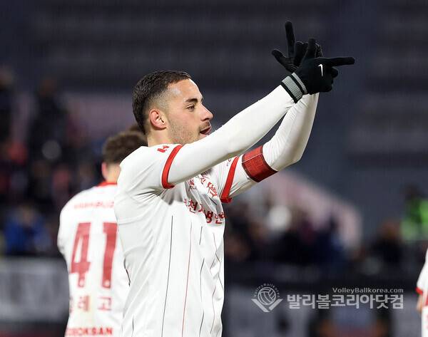 부천FC 1, 2차전 합계 4-2 승리 구단 창단 첫 K리그1 승격...전반전 14분 첫 골을 성공시킨 바사니가 기뻐하는 모습.2025.12.08.