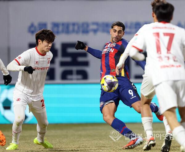 수원FC, 날아가버린 K리그1 잔류 희망 승강PO 2차전도 패배...수원FC 싸박이 부천FC 문전에서 슛팅으을 하는 모습.2025.12.08.