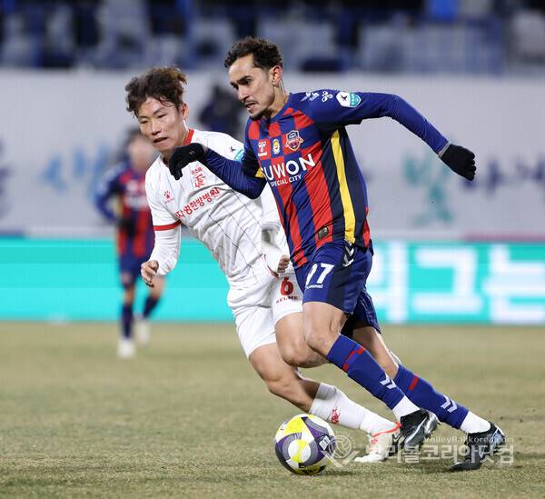 수원FC, 날아가버린 K리그1 잔류 희망 승강PO 2차전도 패배...수원FC 루안이 부천FC 문전으로 드리볼 공격을 하는 모습.2025.12.08.