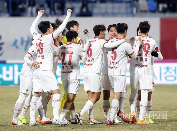 부천FC 1, 2차전 합계 4-2 승리 구단 창단 첫 K리그1 승격...부천FC 선수들 기뻐하는 모습.2025.12.08.