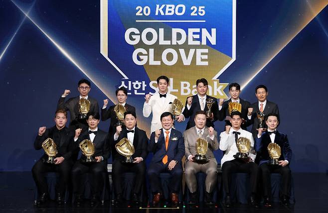 9일 서울 송파구 롯데호텔 월드에서 열린 프로야구 2025 신한 SOL뱅크 골든글러브 시상식에서 허구연 총재와 선수들이 기념 촬영을 하고 있다. 윗줄 왼쪽부터 시계방향으로 손혁 단장,롯데 박준혁 단장 ,구자욱, 노경은, 박해민, 염경엽 감독, 신민재, 김주원, 최형우, 허구연 총재, 양의지, 송성문, 안현민. 사진=연합뉴스