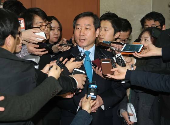 유정복 전 행안부장관이 2014년 국회에서 출마 발표 기자회견 후 기자들의 질문에 답하는 모습 (사진=중앙 DB)