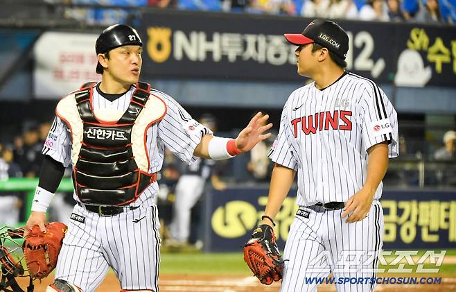 30일 잠실구장에서 열린 LG 트윈스와 두산 베어스의 경기. LG 포수 박동원, 송승기가 대화를 나누고 있다. 잠실=박재만 기자 pjm@sportschosun.com/2025.09.30/
