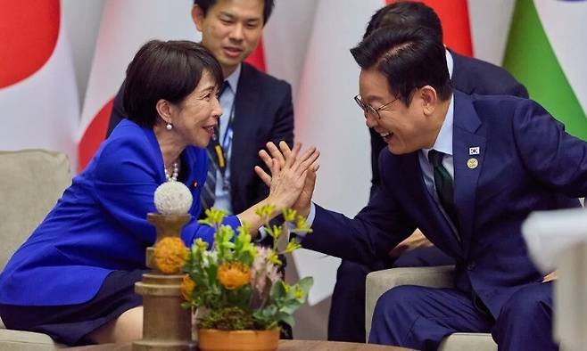 이재명 대통령이 지난달 23일(현지시각) 주요 20개국(G20) 정상회의가 열린 남아프리카공화국 요하네스버그 나스렉 엑스포센터에서 다카이치 사나에 일본 총리와 비공식 약식 회담을 하고 있다. 요하네스버그/연합뉴스