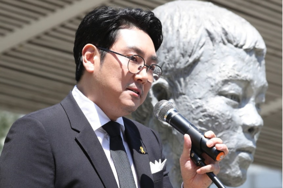 조진웅이 지난 2020년 2월 13일 서울 종로구 전태일다리(버들다리)에서 전태일 평전을 낭독하고 있다. (사진=연합뉴스)