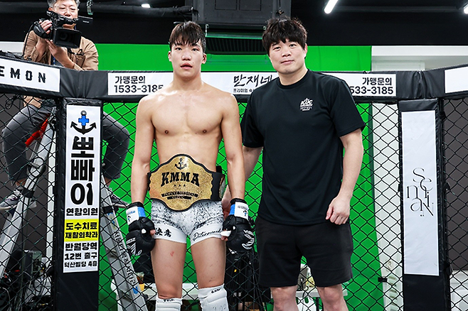 김지경이 2025년 10월 UFC 김대환 해설위원과 KMMA 페더급 챔피언 등극 기념 촬영을 하고 있다. 사진=스탠다드앤드프로그레스 스포츠에이전시