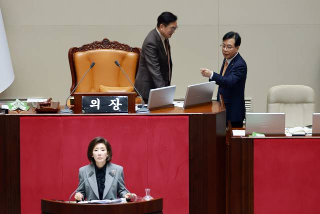 9일 국회 본회의에서 나경원 국민의힘 의원이 가맹사업거래의 공정화에 관한 법률 일부개정법률안에 대해 무제한 토론을 하는 가운데 나 의원의 토론 범위, 무선 마이크 사용 등으로 우원식 국회의장이 마이크를 끄도록 조치하자 송언석 국민의힘 원내대표가 이에 대해 항의하고 있다. 연합뉴스