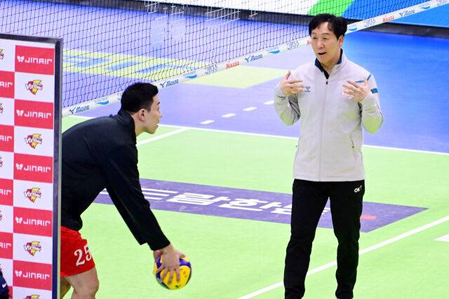 경기 전 OK저축은행 신영철 감독과 한국전력 신영석이 이야기를 나누고 있다 / 한국배구연맹(KOVO)
