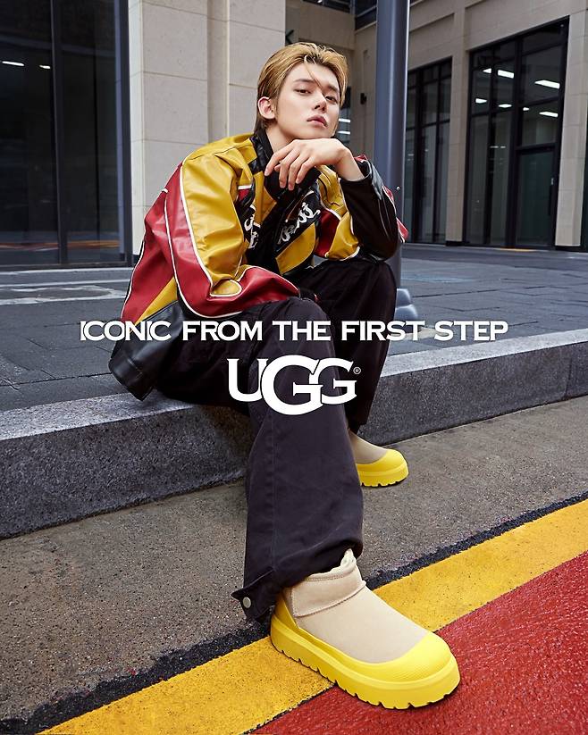 클래식 울트라 미니 웨더 하이브리드 부츠를 신은 보이그룹 ‘투모로우바이투게더’ 멤버 연준