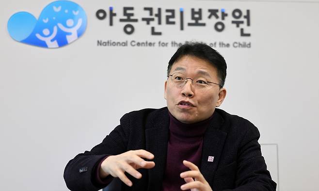 정익중 아동권리보장원 원장이 지난 4일 서울 중구 아동권리보장원에서 가진 세계일보와의 인터뷰에서 입양 체계의 공적 개편에 관해 설명하고 있다. 이재문 기자