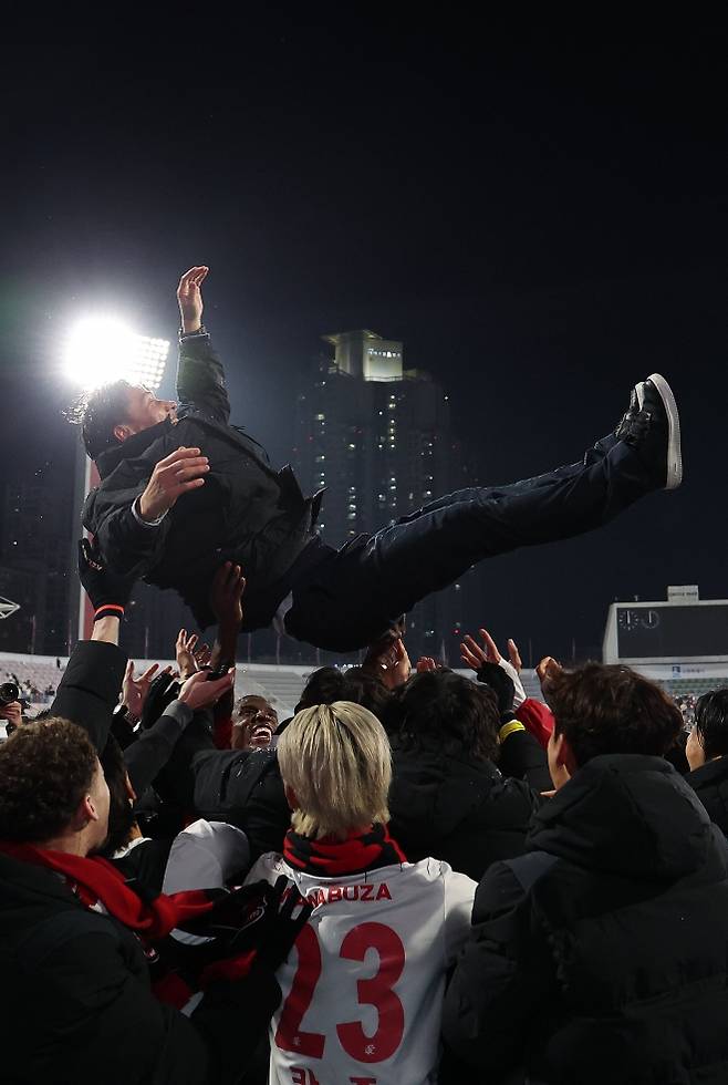 부천FC 선수들이 8일 수원종합운동장에서 열린 2025 K리그 승강 플레이오프(PO) 2차전 수원FC와의 원정 경기에서 3-2로 승리한 뒤 이영민 감독을 헹가래하고 있다. 1, 2차전 합계 4-2로 이긴 부천은 창단 19년 만에 처음 K리그1으로 승격했다. 뉴시스