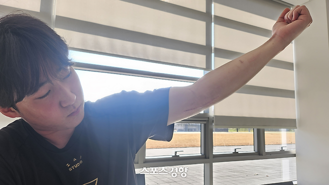 KIA 윤영철이 지난달 말 함평챌린저스필드에서 인터뷰 중 수술한 왼쪽 팔꿈치를 들어보이고 있다.