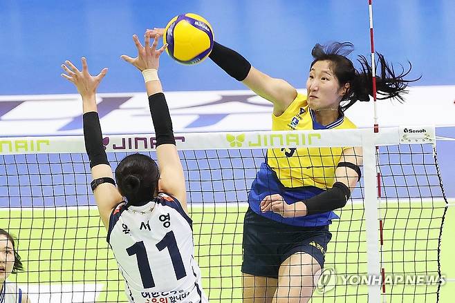 정지윤 '강하게' (수원=연합뉴스) 홍기원 기자 = 4일 경기도 수원실내체육관에서 열린 프로배구 V리그 여자부 현대건설 힐스테이트와 IBK기업은행 알토스의 경기. 현대건설 정지윤이 공격하고 있다. 2025.11.4 xanadu@yna.co.kr