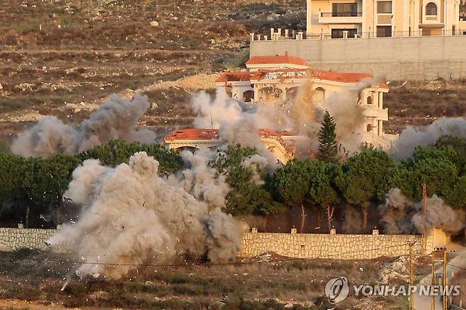 이스라엘, 레바논 공습 (AFP=연합뉴스) 지난 4일(현지시간) 이스라엘군이 레바논 남부 마을을 공습하는 모습. 2025.12.9 photo@yna.co.kr