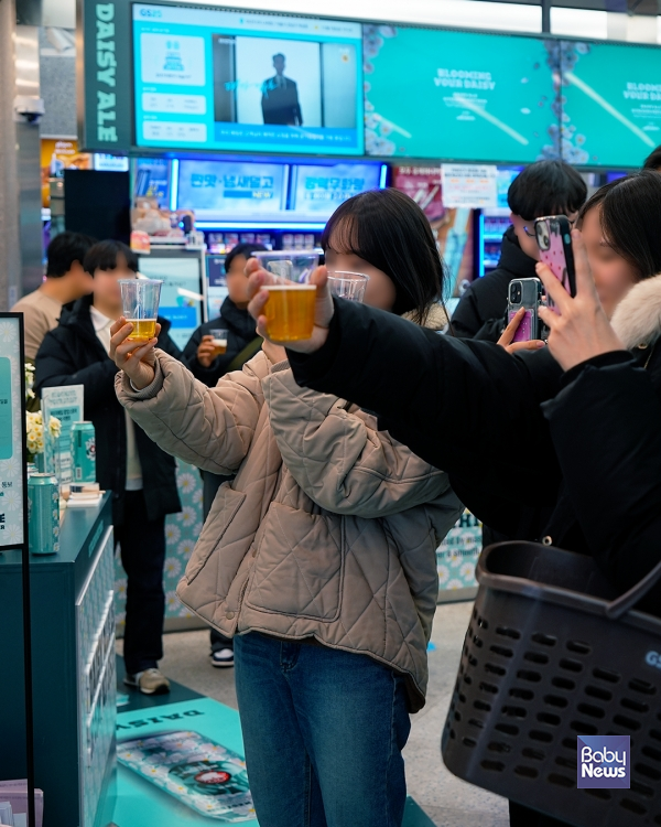 GS25의 데이지에일 팝업스토어에 방문한 고객들이 시음 행사를 즐기고 있다. ⓒGS25