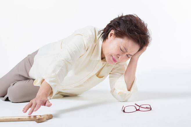 몸에 만성 염증이 자리잡고 있으면 걸을 때 어지럽거나 균형을 잃는 일이 일어날 수 있다. 사진=클립아트코리아