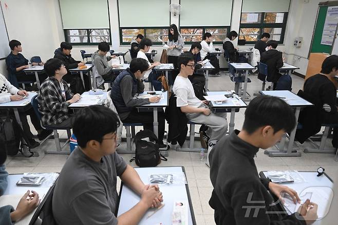 2026학년도 대학수학능력시험일인 13일 오전 서울 종로구 경복고등학교에 마련된 고사장에서 수험생들이 시험 시작을 준비하고 있다. 2025.11.13/뉴스1 ⓒ News1 사진공동취재단