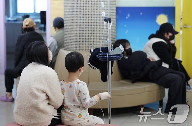 독감 환자가 5주 연속 증가하고 있는 가운데 지난달 28일 경기 오산시 원동 서울어린이병원을 찾은 환자들이 진료를 기다리고 있다. /뉴스1 ⓒ News1 김영운 기자