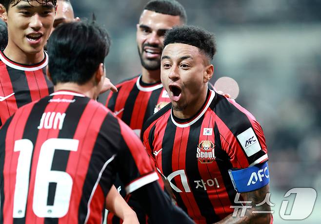 10일 서울 마포구 월드컵로 서울월드컵경기장에서 열린 2025~2026시즌 아시아축구연맹(AFC) 챔피언스리그 엘리트(ACLE) 리그 스테이지 6차전 FC서울과 멜버른 시티 경기에서 FC서울 린가드가 골을 넣고 동료들과 기뻐하고 있다. 2025.12.10/뉴스1 ⓒ News1 이호윤 기자