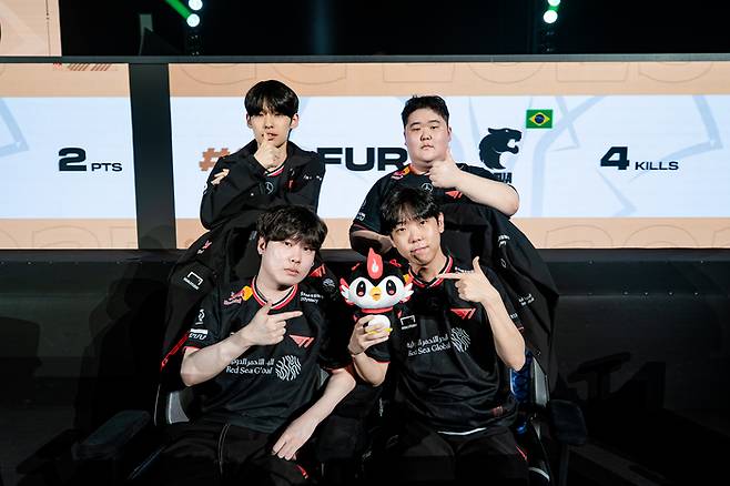 PGC 2025 출전 중인 T1 선수들이 포즈를 취하고 있다. 사진 | 크래프톤