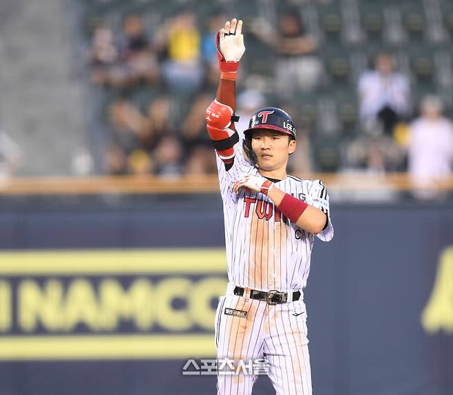 LG 박해민이 29일 서울 잠실구장에서 열린 2025 KBO리그 KT와 경기 3회말 2사1루 1타점 우전안타를 치고 다른 주자 수비하는 틈을 타 2루까지 진루한 후 세리머니를 하고 있다. 잠실 | 최승섭기자 thunder@sportsseoul.com