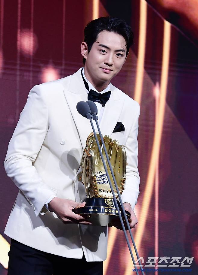 9일 서울 롯데호텔월드에서 KBO 골든글러브 시상식이 열렸다. 외야수 부문 골든글러브를 수상한 삼성 구자욱. 잠실=송정헌 기자songs@sportschosun.com/2025.12.09/