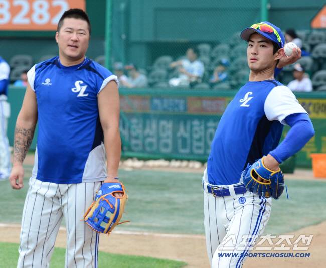 2015 프로야구 삼성 라이온즈와 한화 이글스의 주말 3연전 2차전이 25일 대전 한화생명이글스파크에서 열린다. 경기 전 삼성 구자욱이 최형우와 함께 캐치볼을 하고 있다.
삼성은 선발투수로 5승 7패 방어율 7.65의 장원삼을 내세웠다. 한화에서는 1패 방어율 6.15의 김민우가 선발 등판했다. 대전=정재근 기자 cjg@sportschosun.com/2015.07.25/