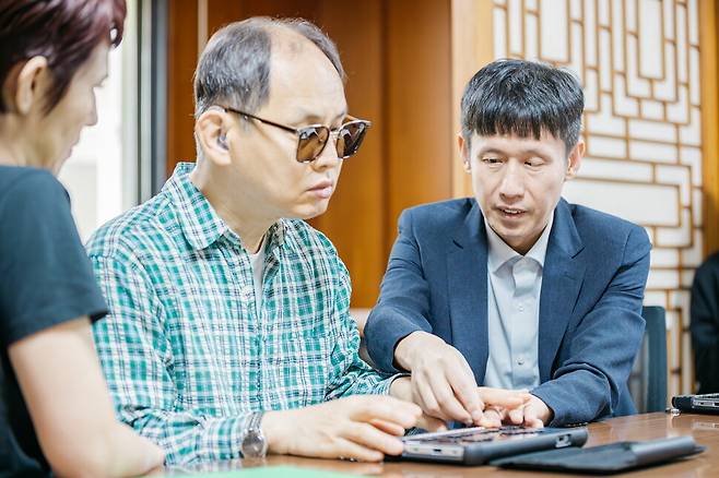 시청각장애인이 점자정보단말기 ‘한소네’를 교육받고 있다. 밀알복지재단 제공