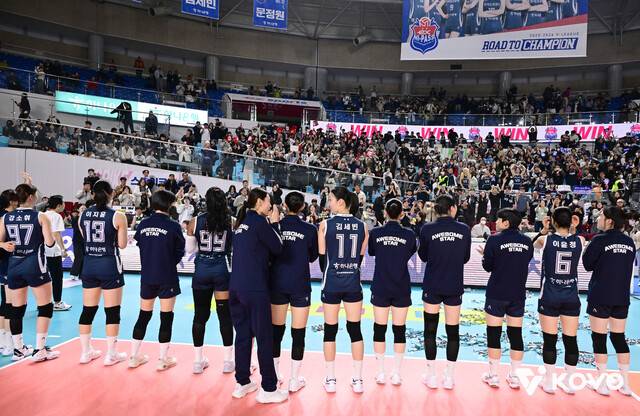 한국도로공사 선수들이 지난달 27일 김천체육관에서 열린 페퍼저축은행과의 경기에서 승리한 뒤 홈 관중들에게 인사하고 있다. 한국배구연맹 제공