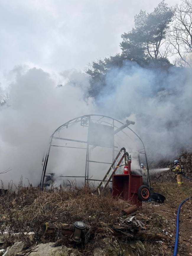 ▲ 10일 오후 1시 23분쯤 횡성군 공근면의 한 비닐하우스에서 불이 나 하우스 절반과 공구류가 불에 탔다. 강원소방본부 제공