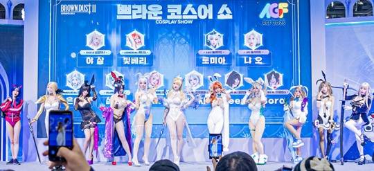 'AGF 2025'내 '브라운더스트2' 부스에서 '쁘라운 코스어 쇼'가 진행 중이다. 사진 제공 : 네오위즈