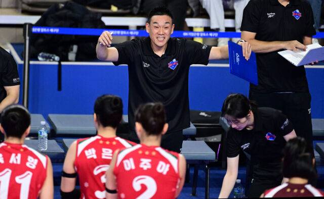 IBK기업은행 여오현 감독대행이 두 팔 벌려 선수들을 맞이하고 있다 / 한국배구연맹(KOVO)