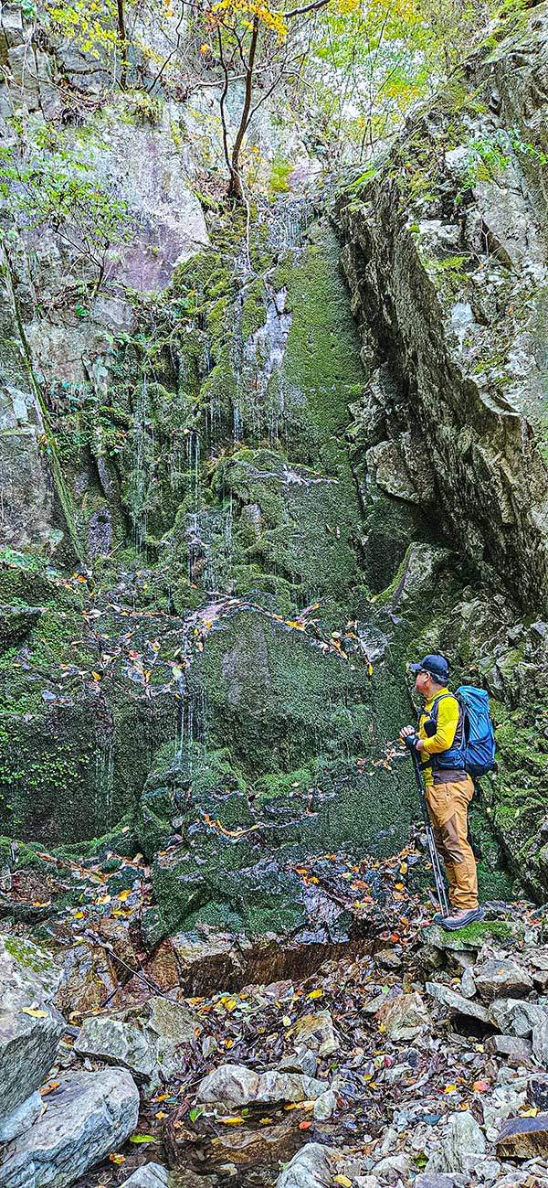 신선봉에서 0.9km 내려서면 만나게 되는 진초록의 오래된 이끼 가득한 오십폭포를 만나게 된다.