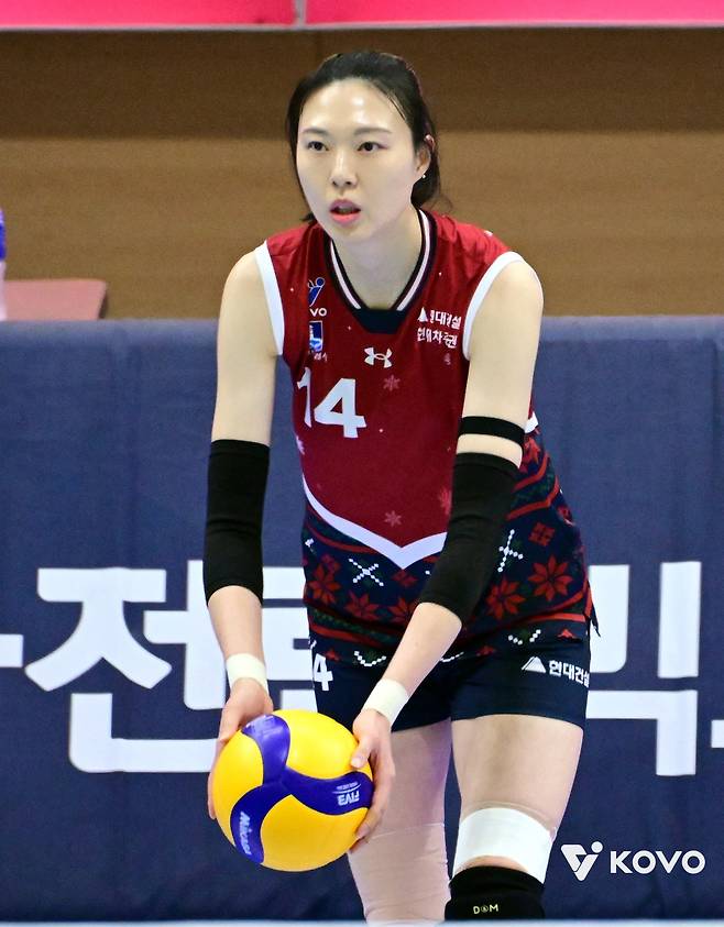 현대건설 양효진이 9일 페퍼저축은행과 홈경기 도중 서브를 준비하고 있다. 사진제공|KOVO