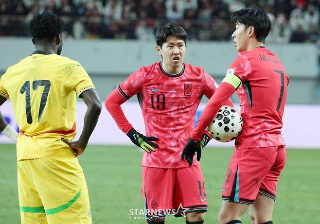 축구 국가대표 A매치 친선경기 대한민국과 가나의 경기가 11월 18일 서울월드컵경기장에서 열렸다. 한국 손훙민이 이강인과 코너킥 상의를 하고 있다. /사진=김진경 대기자