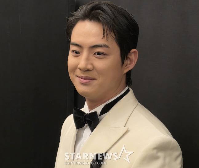 구자욱이 9일 골든글러브 시상식을 앞두고 취재진과 인터뷰를 하고 있다. /사진=김동윤 기자