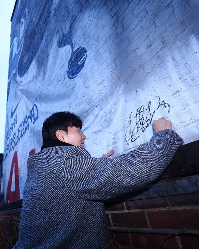 자신의 벽화에 사인하고 있는 손흥민. /사진=토트넘 핫스퍼 공식 SNS