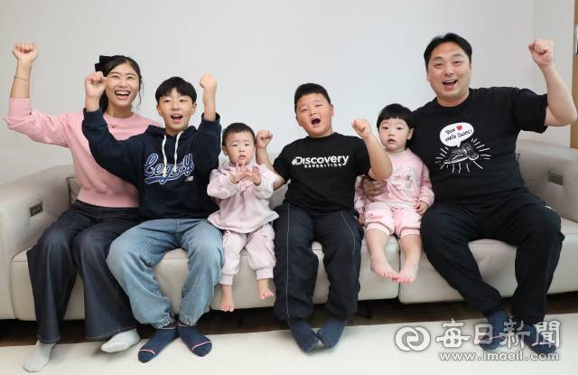 여섯 식구가 집 거실에서 프로축구 TV 중계방송을 보며 응원하고 있다. 정운철 기자 woon@imaeil.com