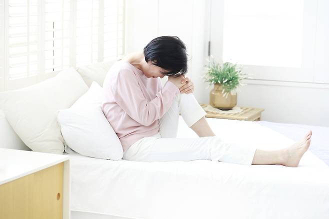 여성의 외로움, 우울감 등 감정 변화는 갱년기 호르몬 변화에 많은 영향을 받는다. 사진=클립아트코리아