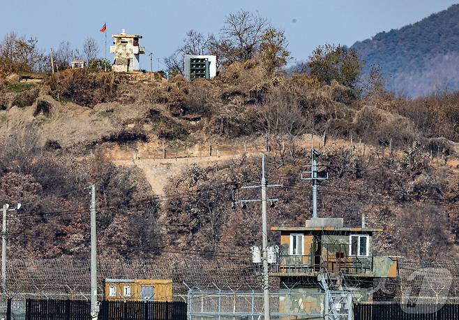 경기도 파주 접경지역에서 서로 마주 바라보고 있는 남북초소. 2025.11.18/뉴스1 ⓒ News1 이재명 기자