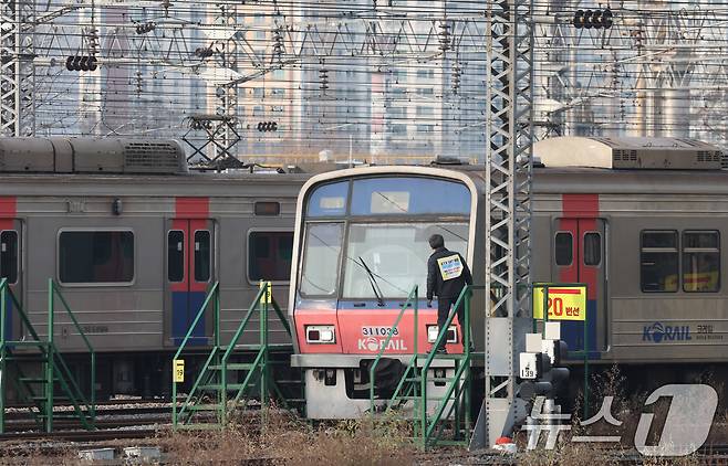 전국철도노동조합이 예고한 무기한 총파업이 하루 앞으로 다가온 지난 10일 경기 오산시 수도권 전철 1호선 서동탄역에 전동차가 세워져 있다. 2025.12.10/뉴스1 ⓒ News1 김영운 기자
