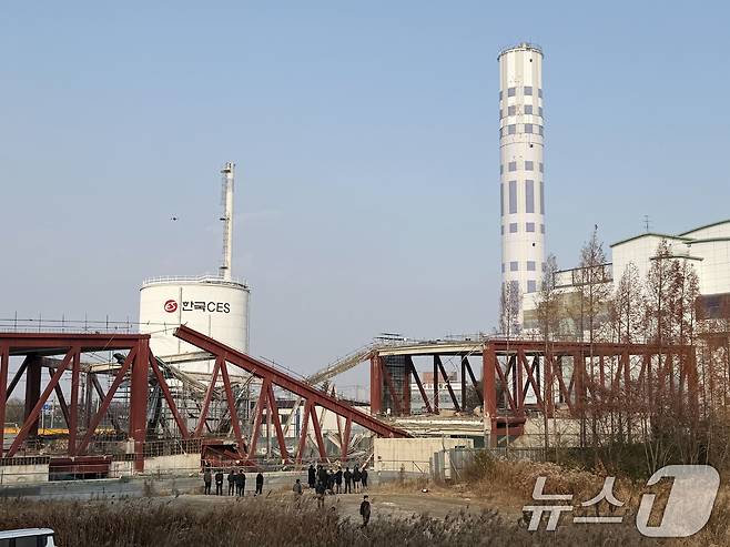 11일 오후 1시 58분쯤 광주 서구 치평동(상무지구)의 광주대표도서관 공사 현장에서 레미콘 타설 중 붕괴 사고가 발생해 4명이 매몰, 소방당국이 구조작업을 하고 있다. 사진은 현장 모습. 2025.12.11/뉴스1 ⓒ News1 김태성 기자