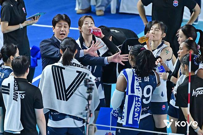 여자 프로배구 최다승 타이 기록을 달성한 김종민 한국도로공사 감독. (KOVO 제공)