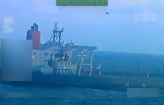 10일(현지시간) 미국이 공개한 베네수엘라 연안의 유조선 나포 장면. 팸 본디 미국 법무장관은 해당 유조선이 “베네수엘라와 이란산 제재 대상 원유를 수송하는 데 사용됐다”고 밝혔다. 사진은 본디 장관이 엑스(X)에 공개한 영상 갈무리.