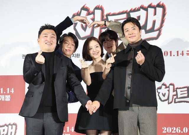 최원섭 감독(왼쪽부터), 배우 박지환, 문채원, 표지훈, 권상우가 11일 오전 서울 광진구 롯데시네마 건대입구에서 열린 영화 ‘하트맨’ 제작보고회에 참석해 포즈를 취하고 있다. 뉴스1