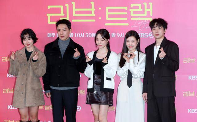 배우 방효린(왼쪽부터), 이준, 배윤경, 김아영, 문동혁이 11일 오후 서울 영등포구 CGV영등포에서 열린 KBS2 단막프로젝트 '러브: 트랙' 기자간담회에서 포즈를 취하고 있다. 뉴시스