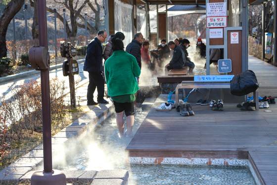 무료 족욕장은 물이 식지 않도록 지하에서 끌어올린 53도 온천수를 계속 공급한다. 최승표 기자